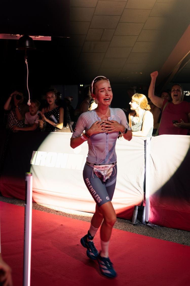Open Anette Vissers' (20) Strava of TikTok en je portie motivatie voor de komende tijd is in the pocket. Spoiler: afgelopen zondag finishte zij de volledige Ironman in tien uur.