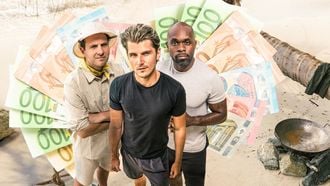 Churandy en Tobias en Twan met geld