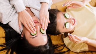 komkommer op ogen leggen