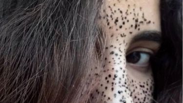 dit meisje smeerde zwarte henna op haar gezicht, beauty fail