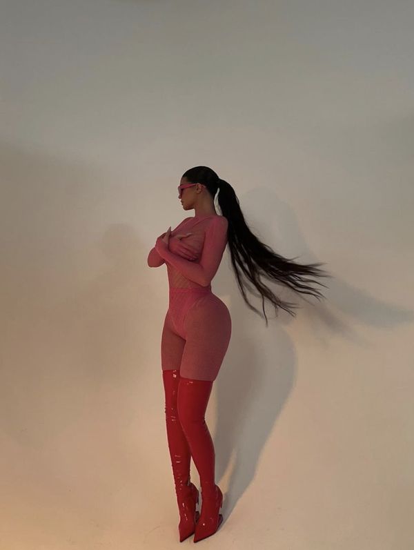 Kylie gewaagde visnet bodysuit