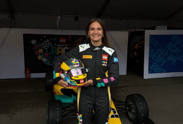 Esmee Kosterman rijdt in F1 auto tijdens GP Zandvoort