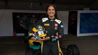Esmee Kosterman rijdt in F1 auto tijdens GP Zandvoort