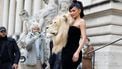 Kylie Jenner draagt leeuwenkop bij Paris Couture Week