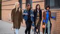Groep vrouwen in de stad, designerjassen winter