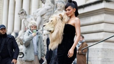 Kylie Jenner draagt leeuwenkop bij Paris Couture Week