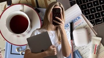 daphne salaris uitlachen