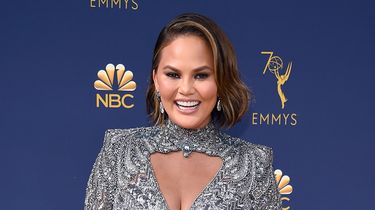 Chrissy Teigen Reageert Fantastisch Op Een Troll Die Vraagt Of Ze Zwanger Is