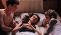 trio ligt in bed