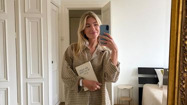 Daphne van Kaam met haar dichtbundel