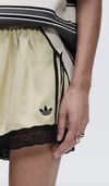 adidas Originals x ASOS - Satijnen short met kanten zoom in lichtgeel