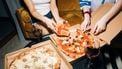 onnodige bestellingen - thuisbezorgen - meiden met pizza