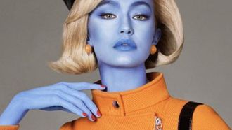 Gigi Hadid in blauwe verf, Jeremy Scott campagnebeeld blue alien