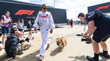Lewis Hamilton en hond tijdens GP