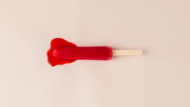 menstruatie uitgebeeld in de vorm van een rood ijsje