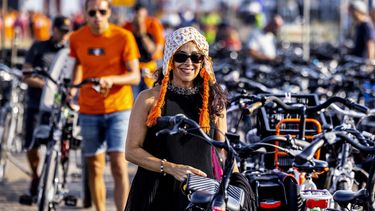 Formule 1 Zandvoort ; Dutch Grand Prix 2022; massa ; massaal publiek Formule1 ; drukte ; Oranje massa ; Max Verstappen fans ; Oranjefans op de fiiets ; fietsers op boulevard ; op de fiets naar de Formule 1 Zandvoort