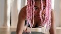 sporten in de ochtend - meisje met roze haren op gymmat