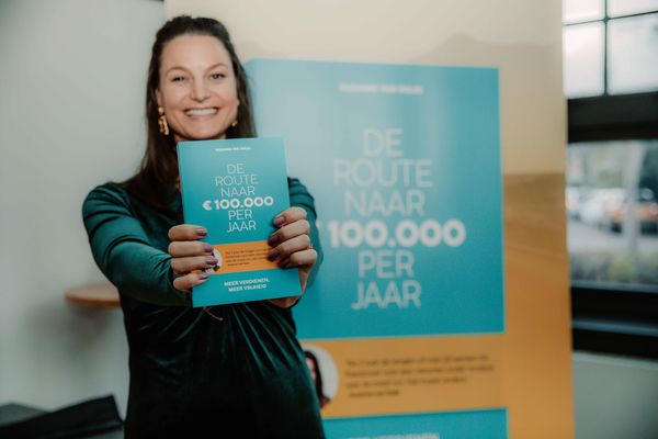 Suzanne van Duijn met boek 'De route naar 100.000 euro per jaar'