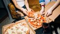 onnodige bestellingen - thuisbezorgen - meiden met pizza