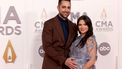 Katie Stevens kondigt zwangerschap aan op rode loper van CMA Awards
