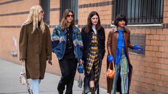 Groep vrouwen in de stad, designerjassen winter