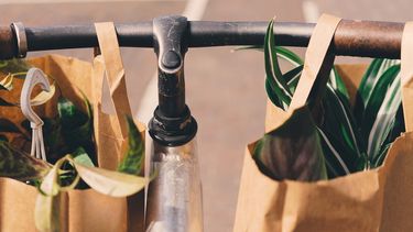 tassen met planten aan stuur, verantwoorde kleding app