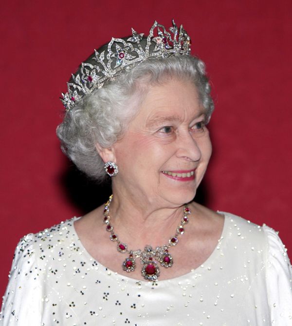 Queen Elizabeth met tiara