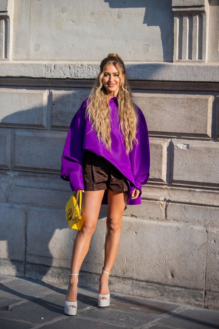 Paarse trui gele tas streetstyle paris fashion week
