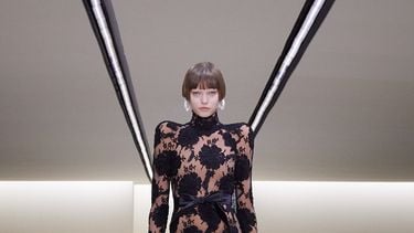 Eerste Balenciaga show Paris Fashion week na drama