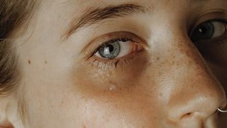 vrouw die huilt traanogen