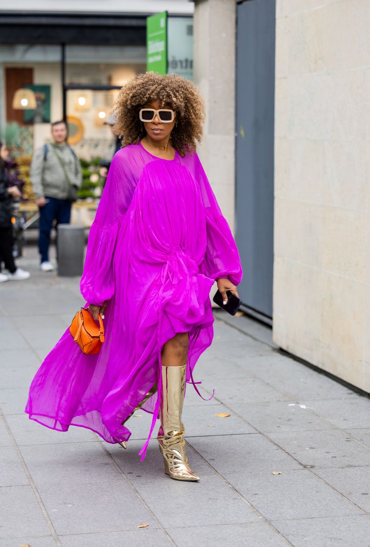 Paris Fashion Week streetstyle paarse jurk gouden laarzen