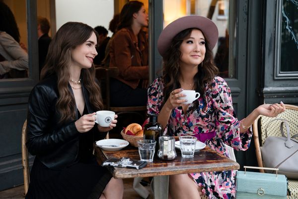 EMILY IN PARIS (L to R) ASHLEY PARK as MINDY CHEN and LILY COLLINS as EMILY in episode 106 of EMILY IN PARIS. Cr. STEPHANIE BRANCHU/NETFLIX © 2020