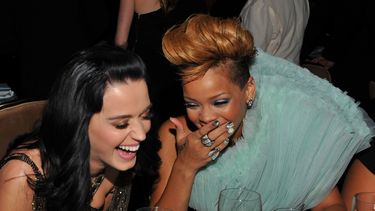 Katie Perry & Rihanna lachen