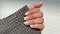 minimalistische mail-art coquette-nagels