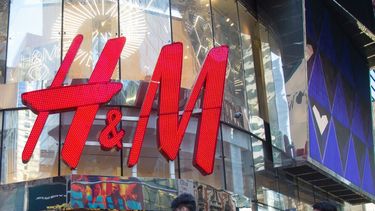 Foto van de H&M op Times Square in New York waar nu interactieve spiegels geplaatst zijn.