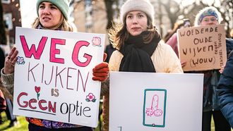 Manifestatie tegen seksueel geweld op het Museumplein in Amsterdam