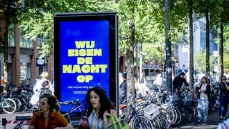 DEN HAAG - De inzamelingsactie om de boodschap ‘Wij eisen de nacht op, laat vrouwen veilig thuiskomen’ in heel Nederland te verspreiden, heeft de grens van 400.000 euro doorbroken. De oproep zal daardoor niet alleen op masten langs snelwegen te zien zijn, maar ook langdurig op digitale schermen in steden en dorpen. ANP /HOLLANDSE HOOGTE /ROBIN UTRECHT