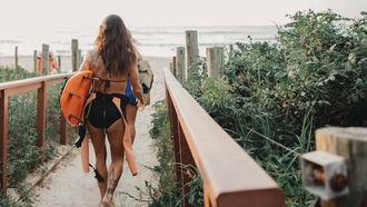 meisjes met surfboards op strand, strand vervelen tips