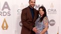 Katie Stevens kondigt zwangerschap aan op rode loper van CMA Awards