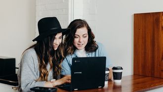 vrouwen zitten achter laptop