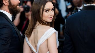 Lily Collins winged eyeliner uit de mode