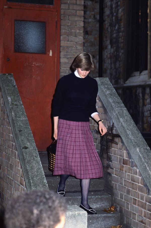 Princess Diana buiten de kleuterschool