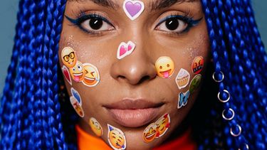 Emoji's op gezicht geplakt
