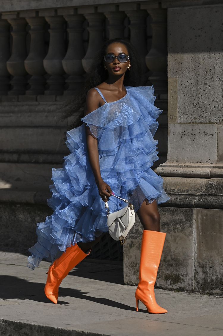 Streetstyle Paris Fashion Week blauwe jurk oranje laarzen