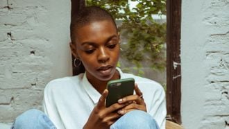 datingapps / vrouw kijkt op haar telefoon